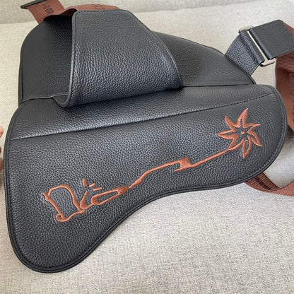 ディオール カクタス ジャック ディオール サドルバッグ ブラック グレインカーフスキン シグネチャー刺繍入り – DIO019