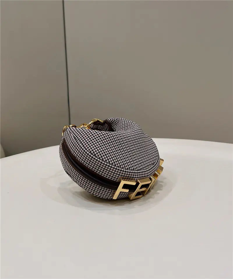 フェンディ クレセント アンダーアームバッグ