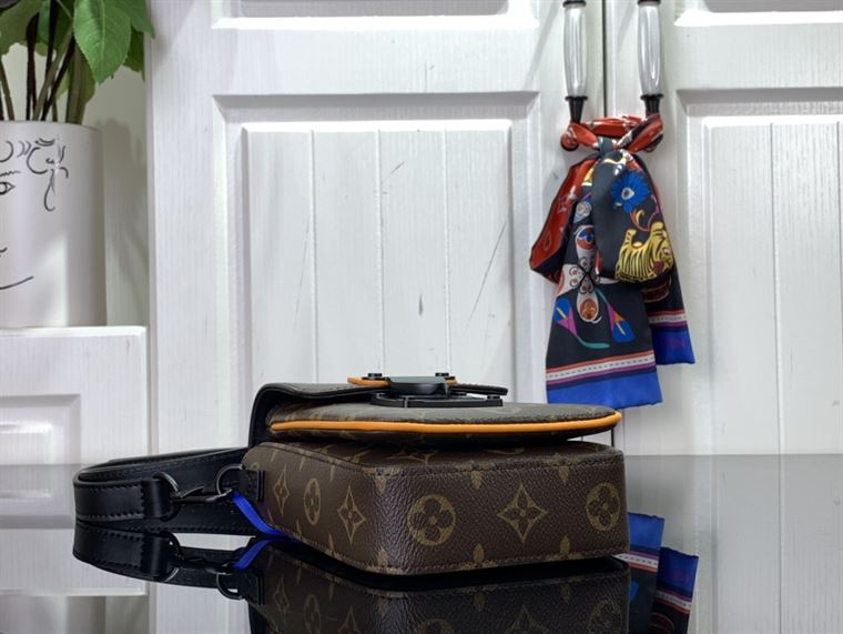 ルイ・ヴィトン Sロック バーティカル ウェアラブルウォレット – LVB057