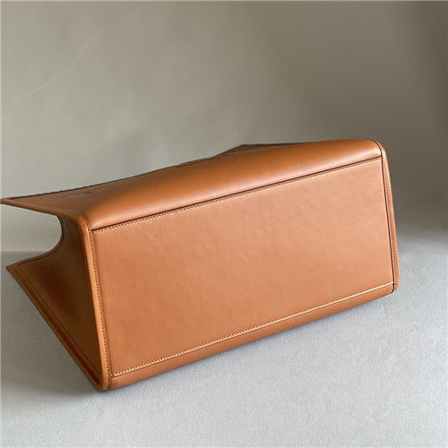 フェンディのレザーショッピングバッグ