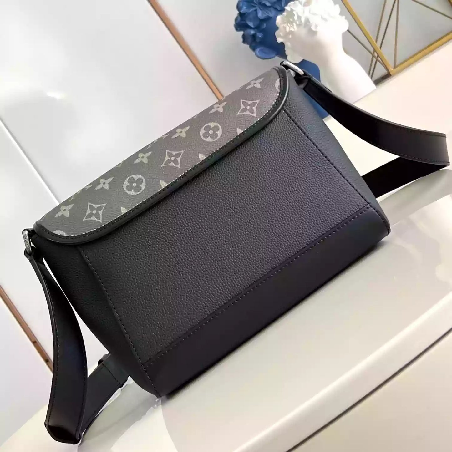 パルス メッセンジャーバッグ カーキ/ブラック 牛革＆モノグラムキャンバス M12625 – LW293