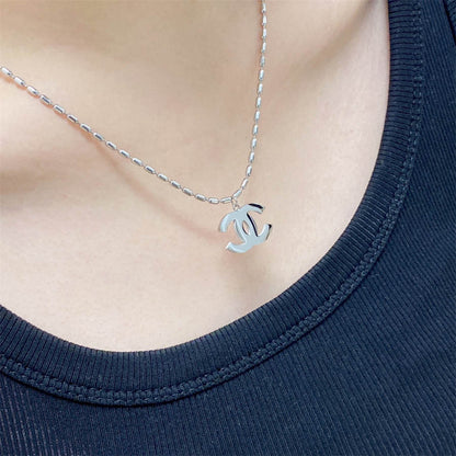 シャネルのシルバーペンダントネックレス