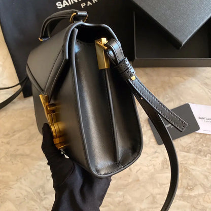 カサンドラ モノグラム クラスプバッグ マットパイソン