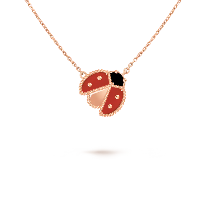 ヴァン クリーフ＆アーペルの新作「ラッキー スプリング」ペンダント、てんとう虫が羽を広げている