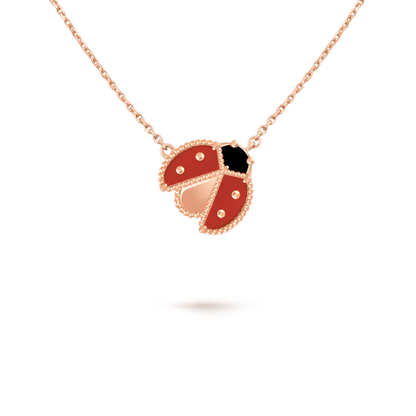 ヴァン クリーフ＆アーペルの新作「ラッキー スプリング」ペンダント、てんとう虫が羽を広げている