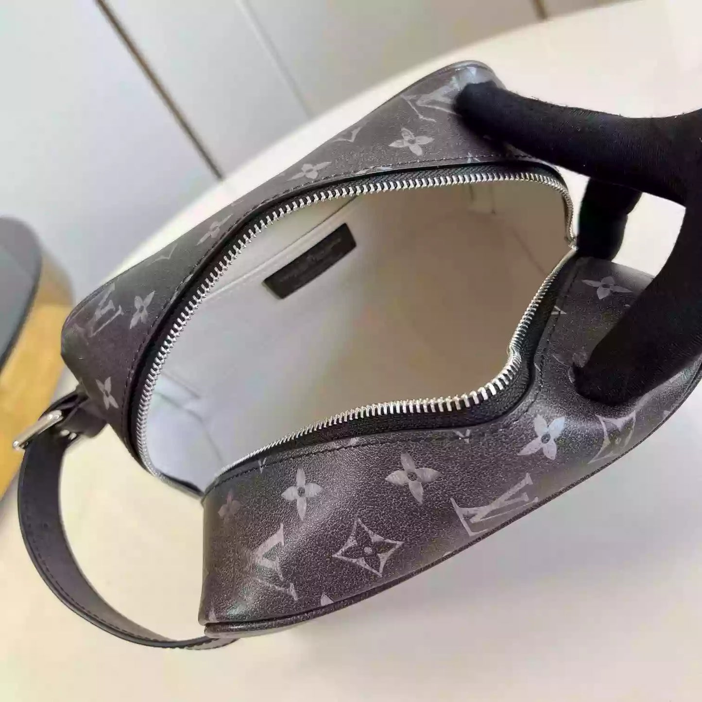 ロッカー ドップキット ブラック ブラッシュドモノグラム カウハイドレザー M11670 – LW399