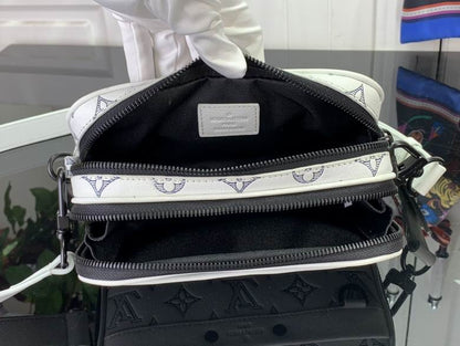 ルイ・ヴィトン アルファ ウェアラブルウォレット ホワイトバッグ – LW138