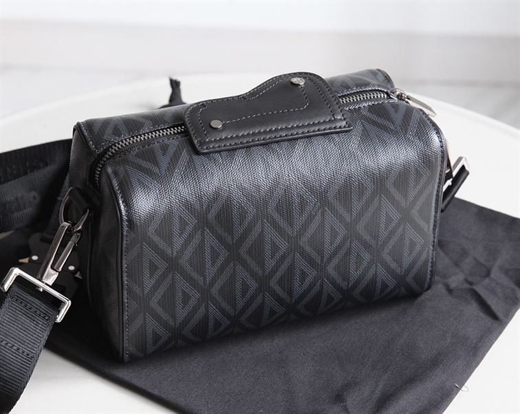 ディオール リンゴット 22 バッグ ブラック CD ダイヤモンド キャンバス – DIO015