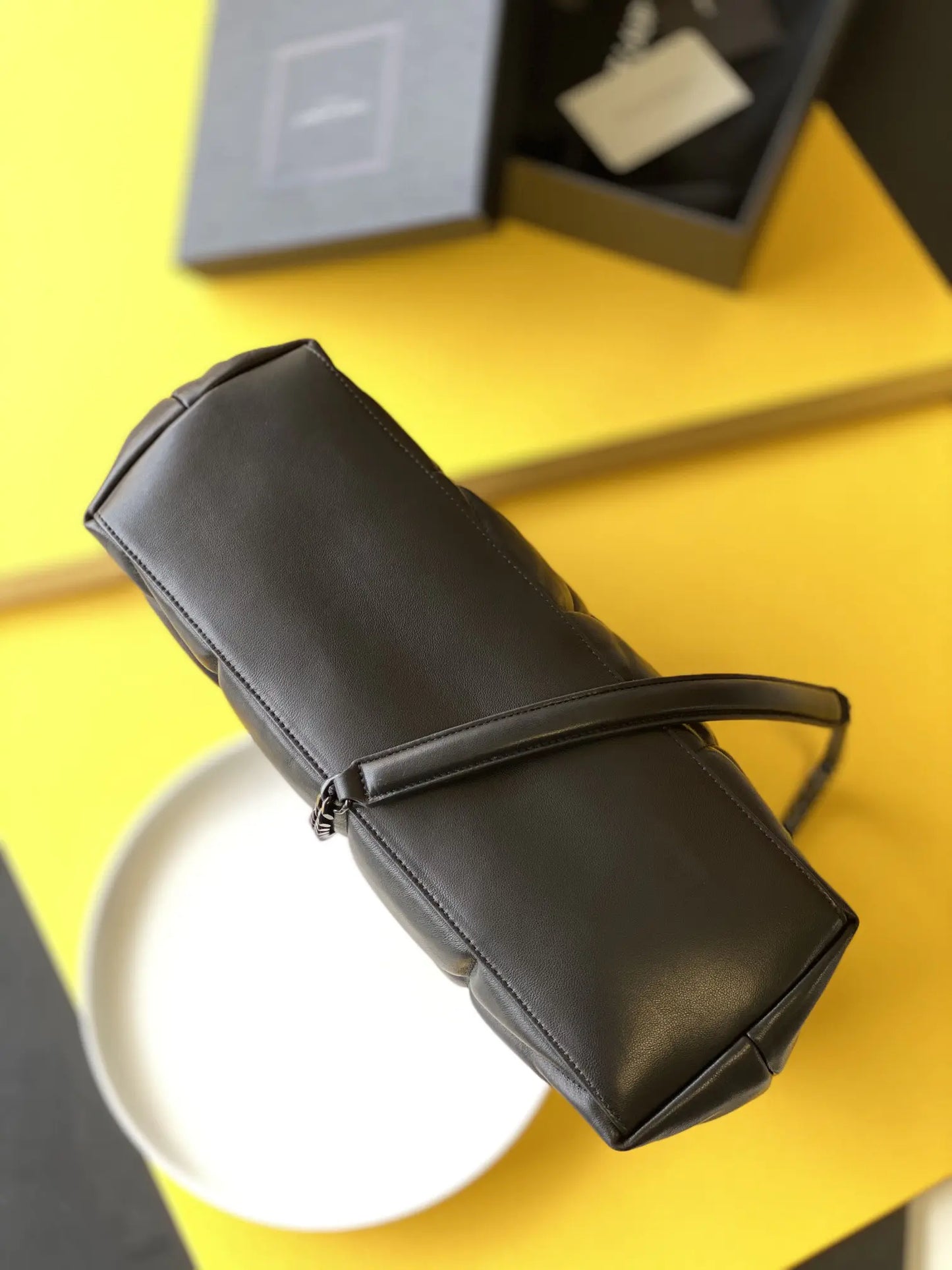 デニムとスムースレザーのパファーミディアムチェーンバッグ