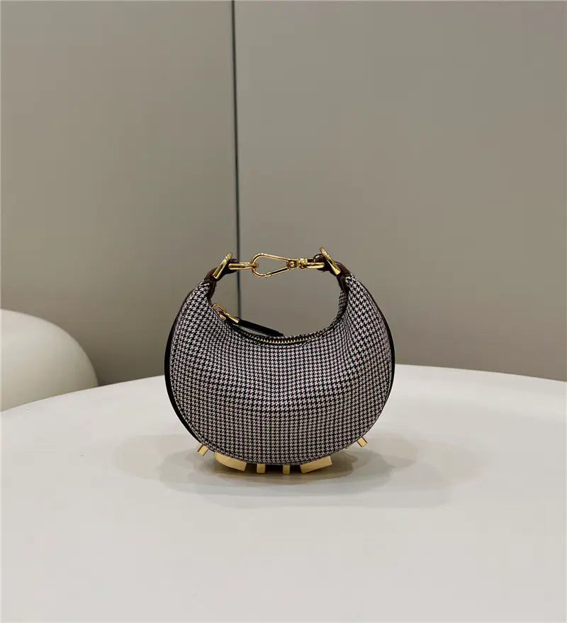 フェンディ クレセント アンダーアームバッグ