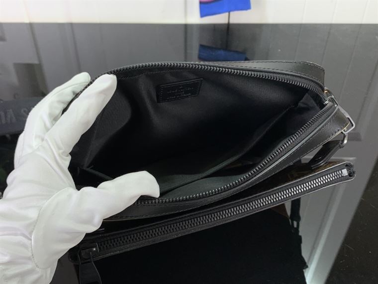 ルイ・ヴィトン トリオ メッセンジャーバッグ – LVB055