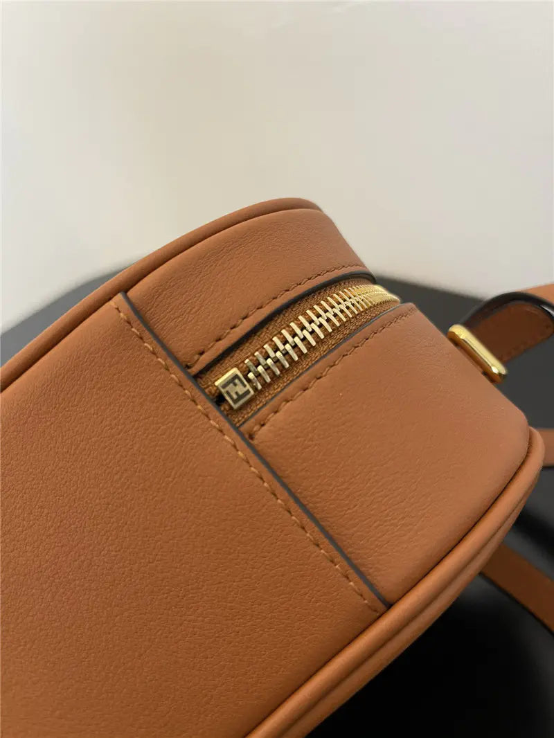 フェンディ ロゴ スエード カメラバッグ