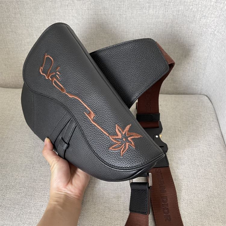 ディオール カクタス ジャック ディオール サドルバッグ ブラック グレインカーフスキン シグネチャー刺繍入り – DIO019