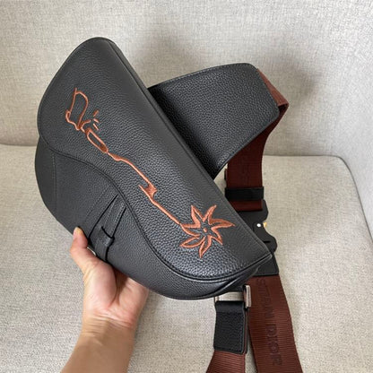 ディオール カクタス ジャック ディオール サドルバッグ ブラック グレインカーフスキン シグネチャー刺繍入り – DIO019