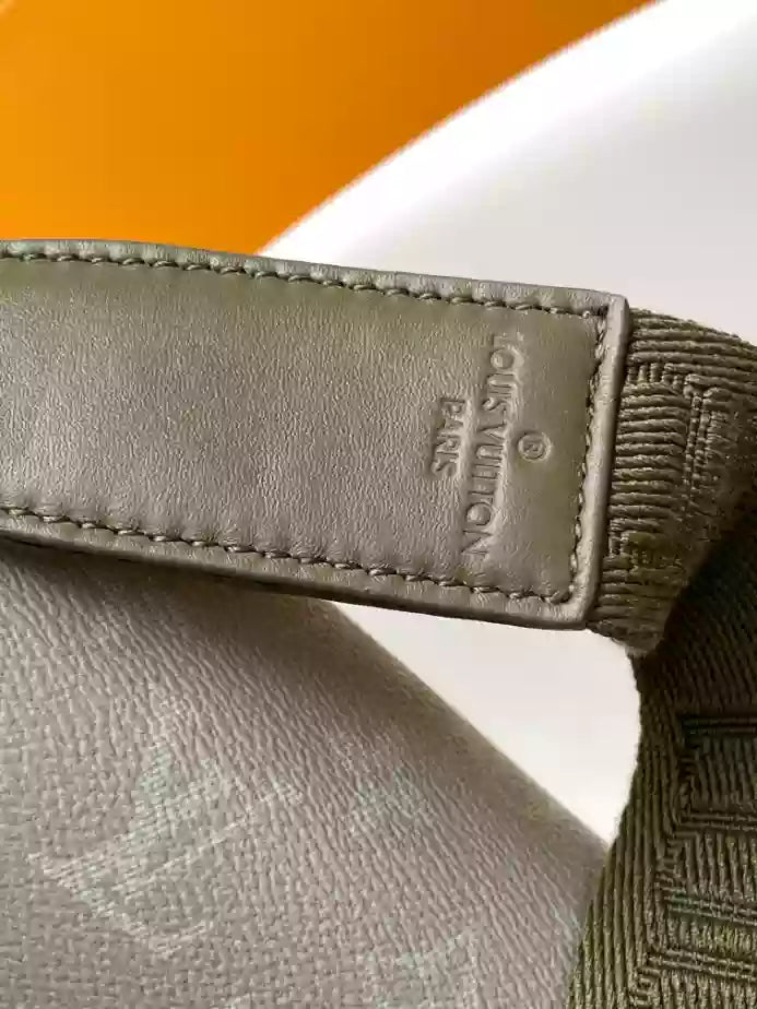 ディストリクト PM メッセンジャーバッグ カーキ モノグラム グラデーション キャンバス M11593 – LW284