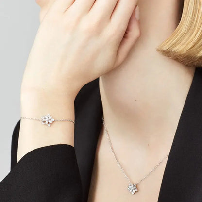 ヴァン クリーフ＆アーペルの新作ホロー ロータス ペンダント、ミニ スタイル