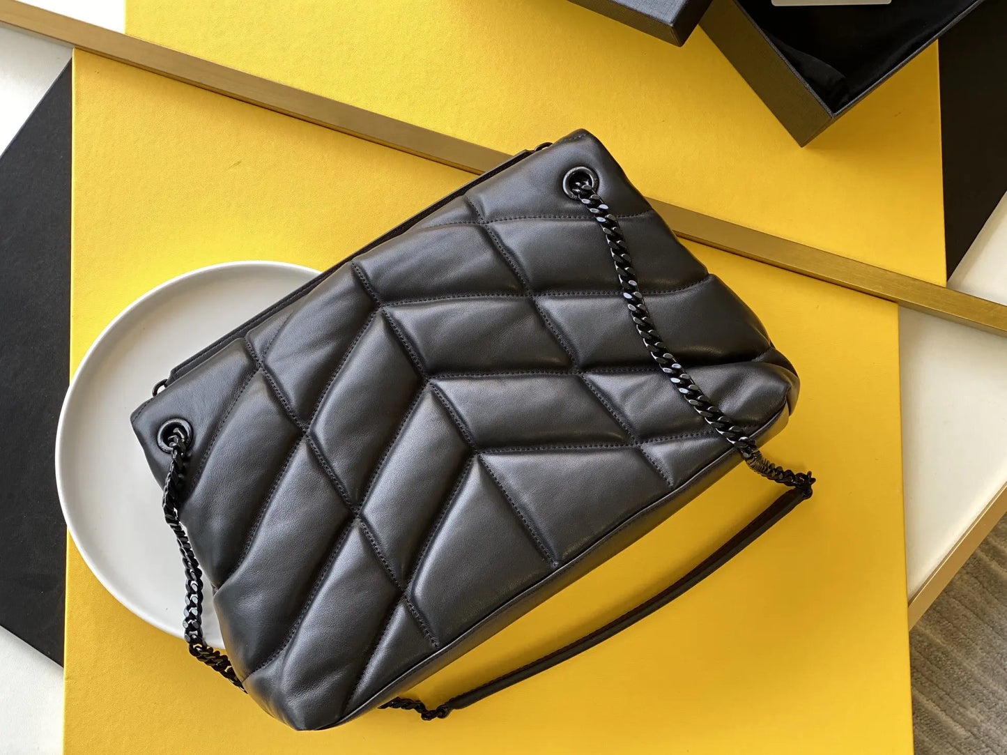 デニムとスムースレザーのパファーミディアムチェーンバッグ