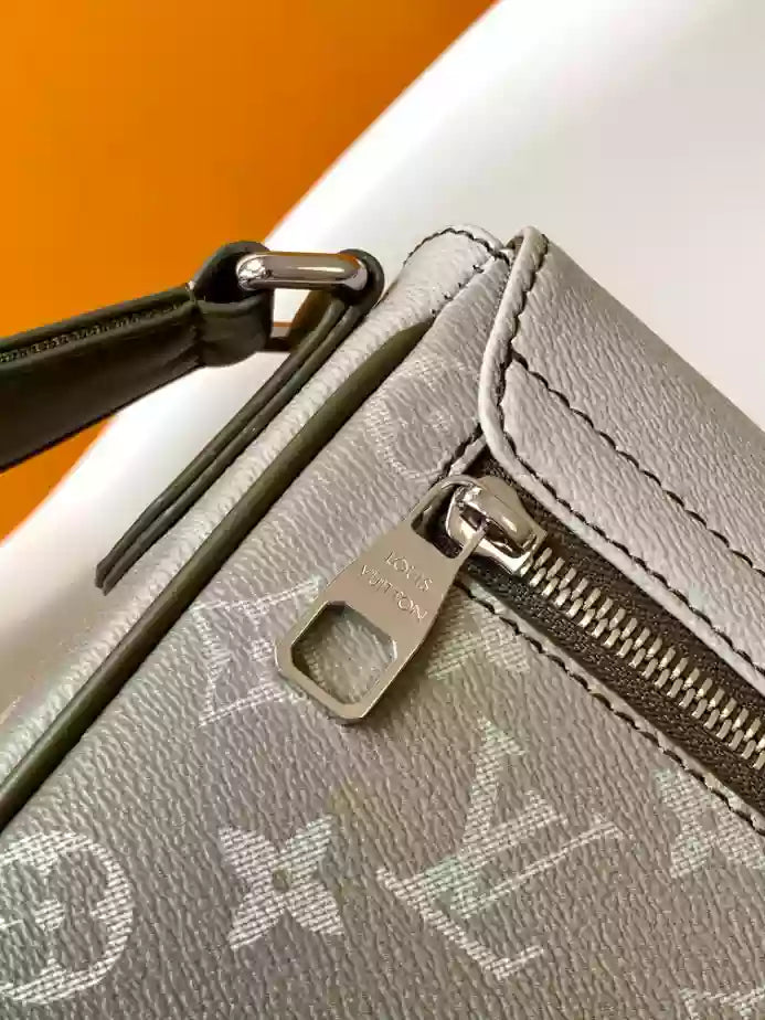 ディストリクト PM メッセンジャーバッグ カーキ モノグラム グラデーション キャンバス M11593 – LW284