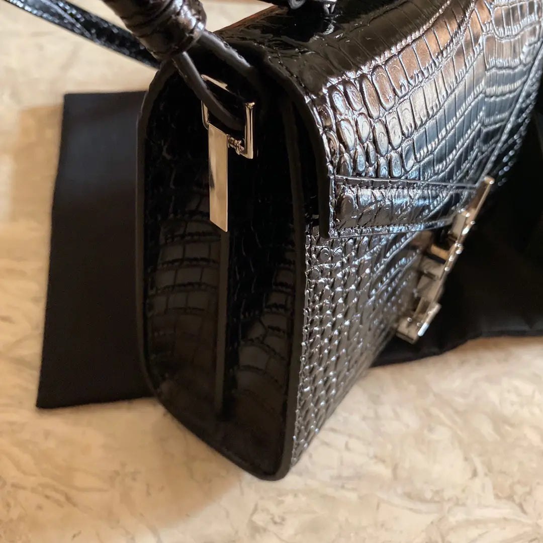 カサンドラ モノグラム クラスプバッグ マットパイソン