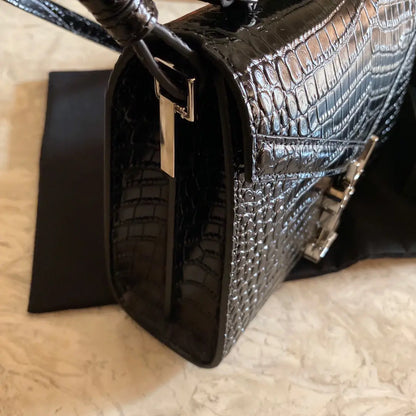 カサンドラ モノグラム クラスプバッグ マットパイソン