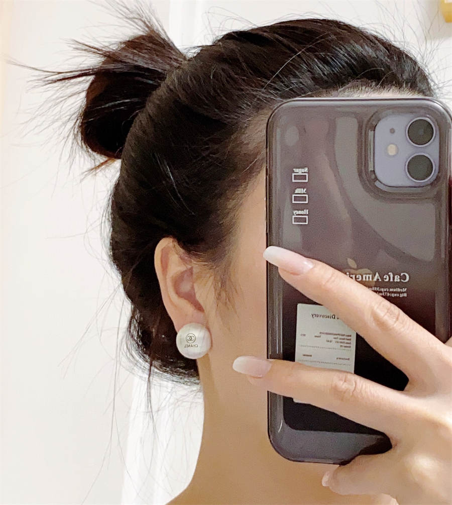 シャネルのブラッシュドシルバーイヤリング