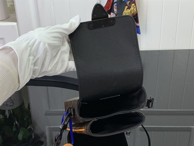 ルイ・ヴィトン Sロック バーティカル ウェアラブルウォレット – LVB057