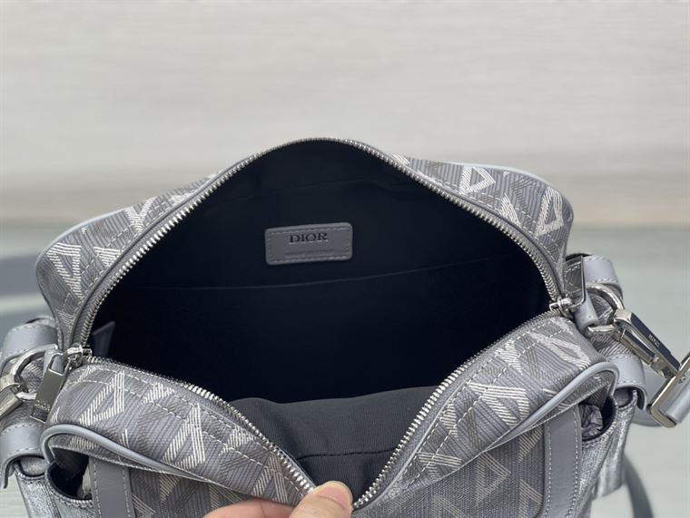 ディオール ヒット・ザ・ロード メッセンジャーバッグ – DIO034
