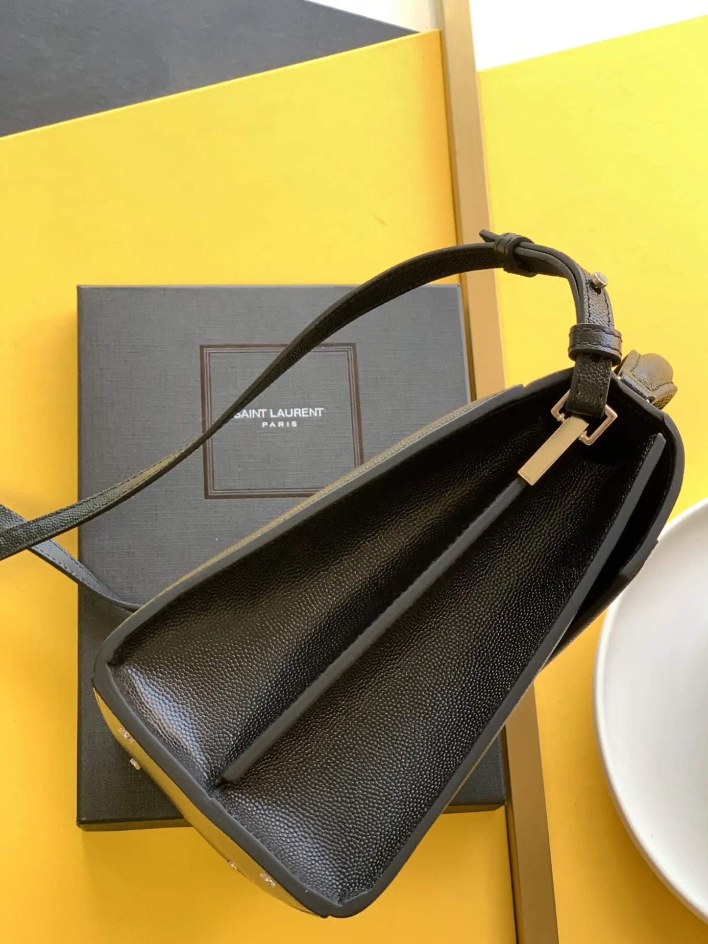 カサンドラ ミディアム トップハンドルバッグ グレイン・ド・プードル エンボスレザー