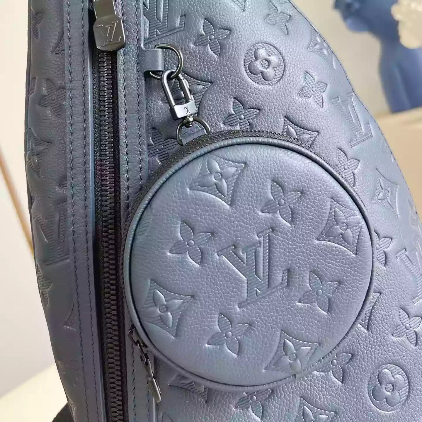 デュオ スリングバッグ ブルー モノグラム シャドウレザー M24467 – LW273