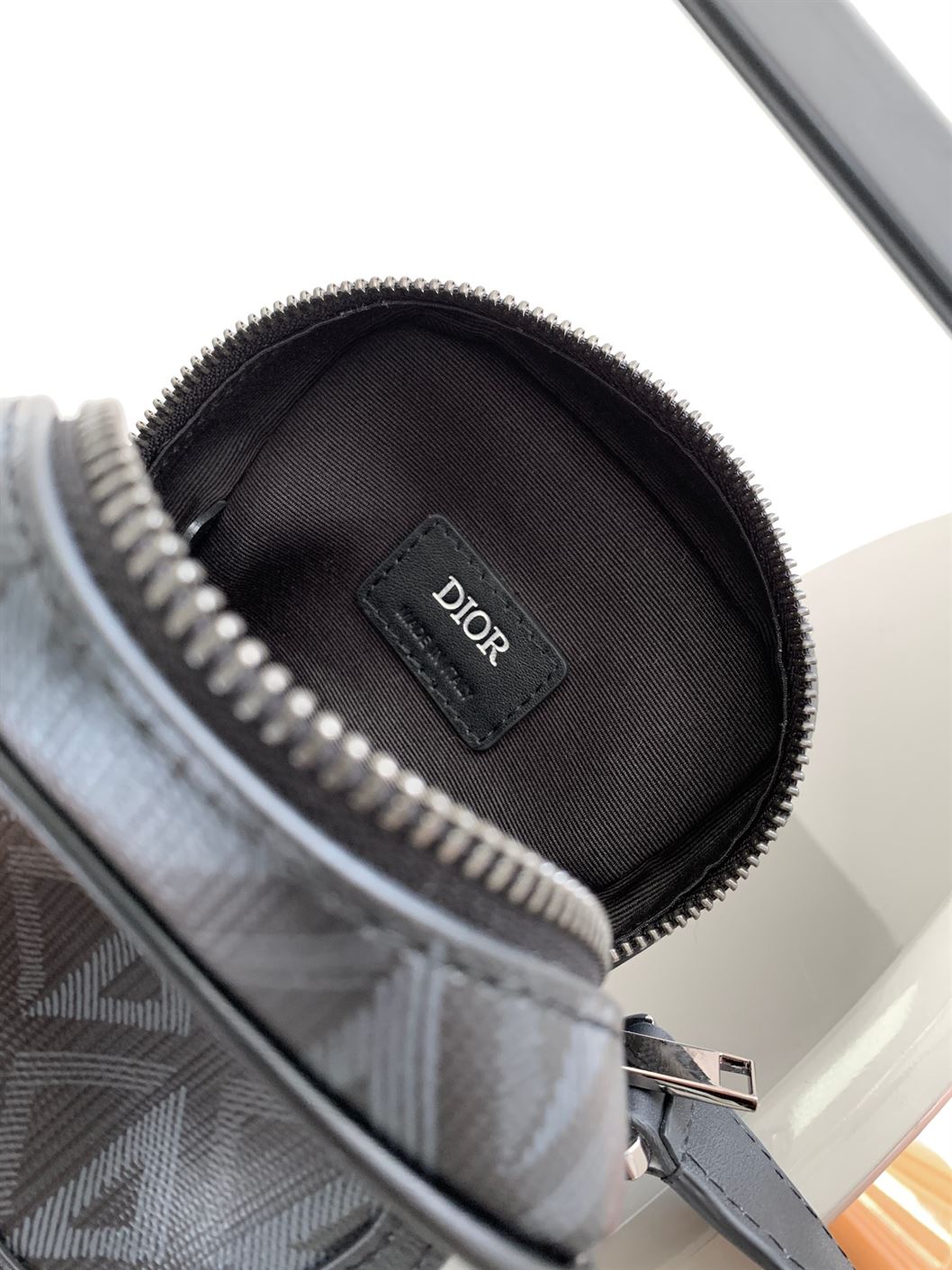 ディオール ヒット・ザ・ロード バーティカルポーチ – DIO047