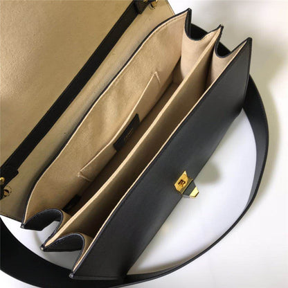 FFバッグに入ったフェンディ缶