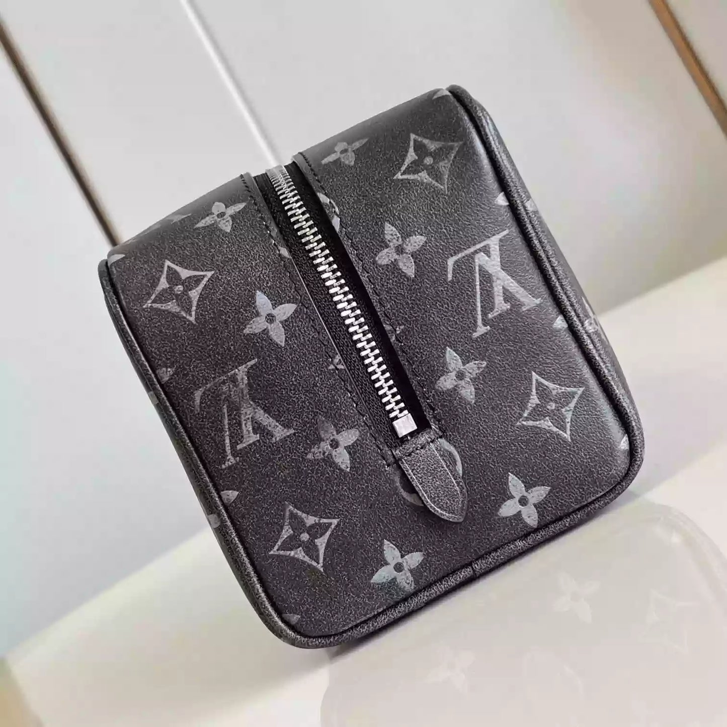 ロッカー ドップキット ブラック ブラッシュドモノグラム カウハイドレザー M11670 – LW399