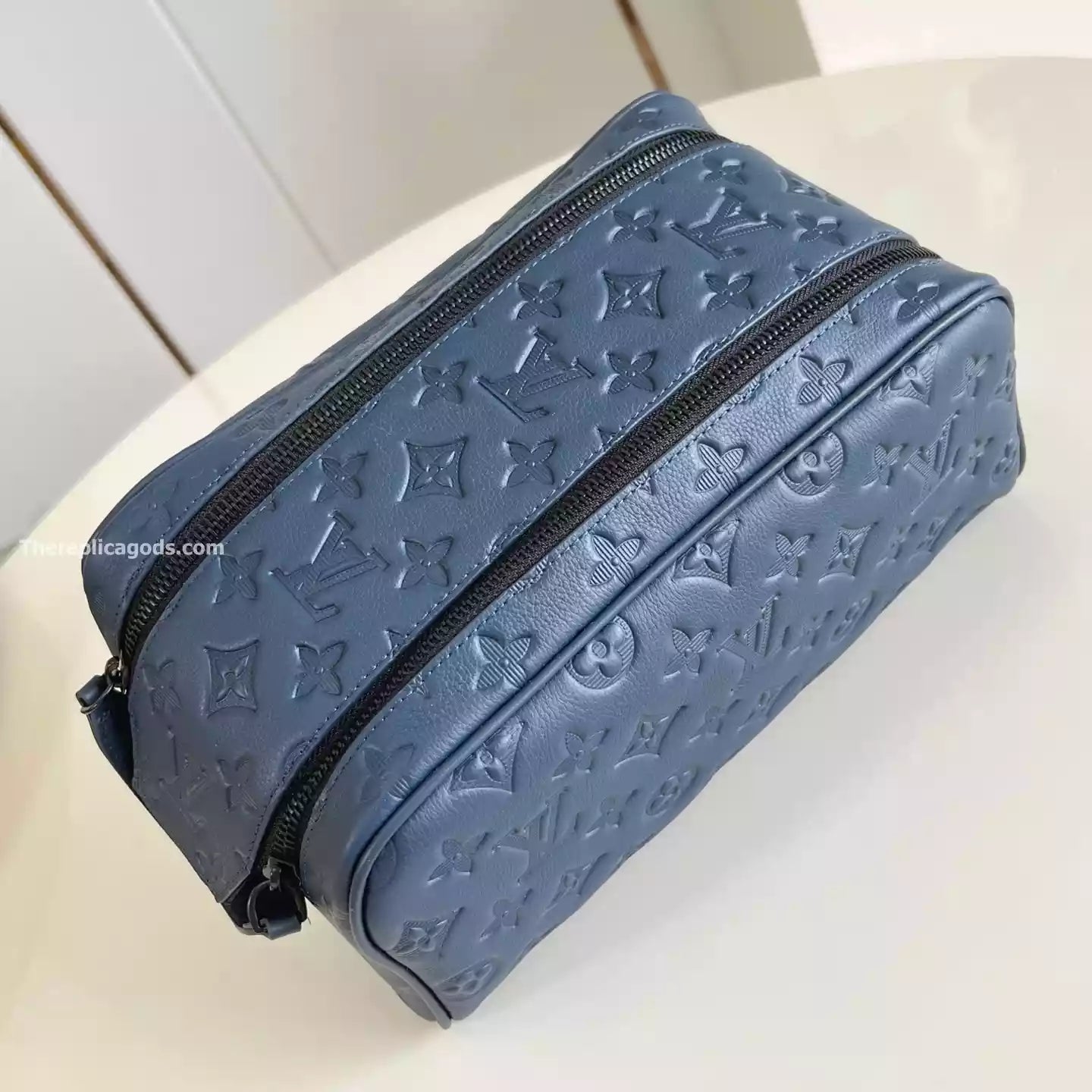 ドップキット ネイビーブルー モノグラムシャドウ – LW303