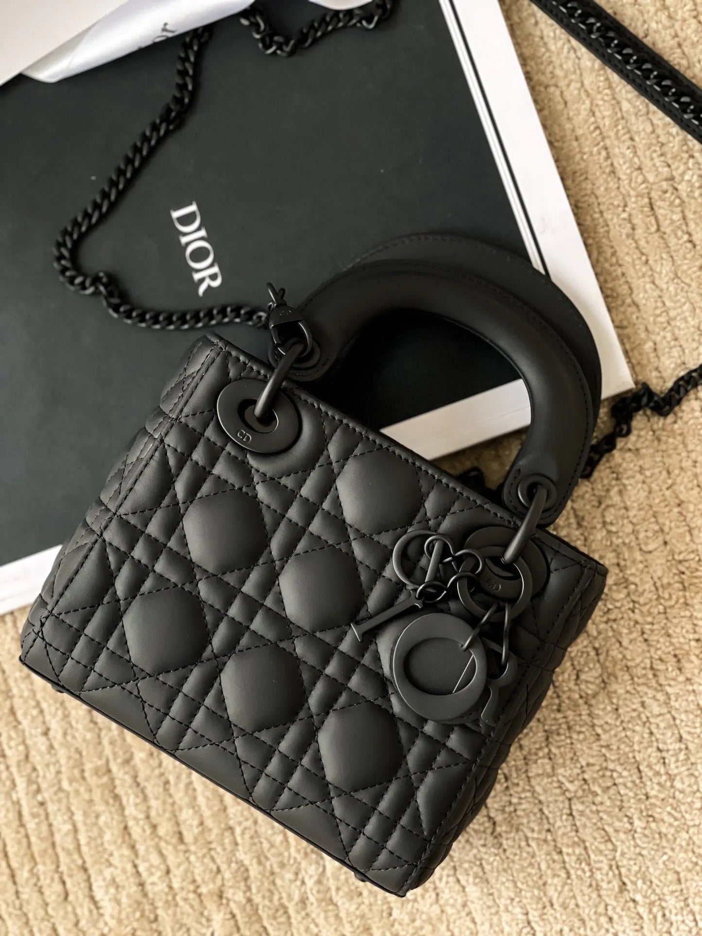 クリスチャン・ディオール ミディアム レディ ディオール バッグ