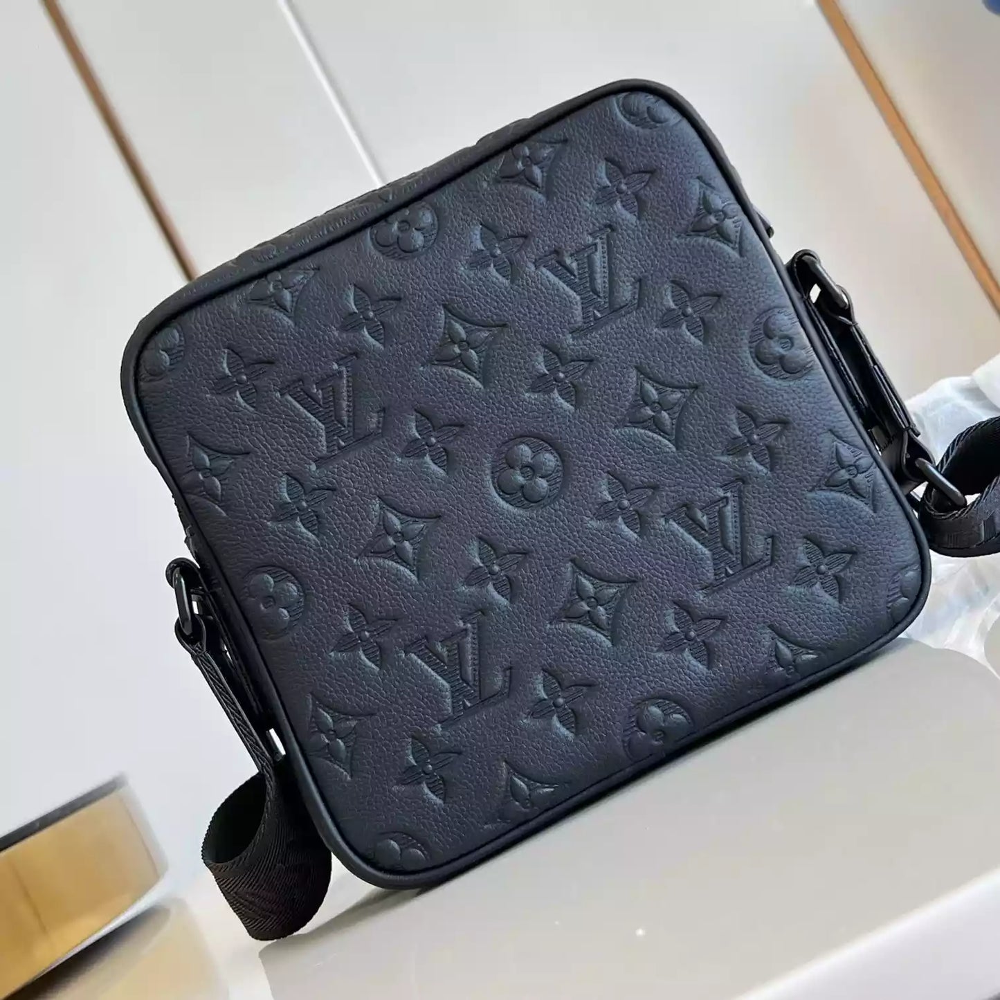 ゲッタウェイ メッセンジャーバッグ ブラック モノグラム シャドウ M12516 – LW428