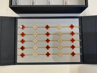 四つ葉のクローバーとカーネリアンのブレスレット