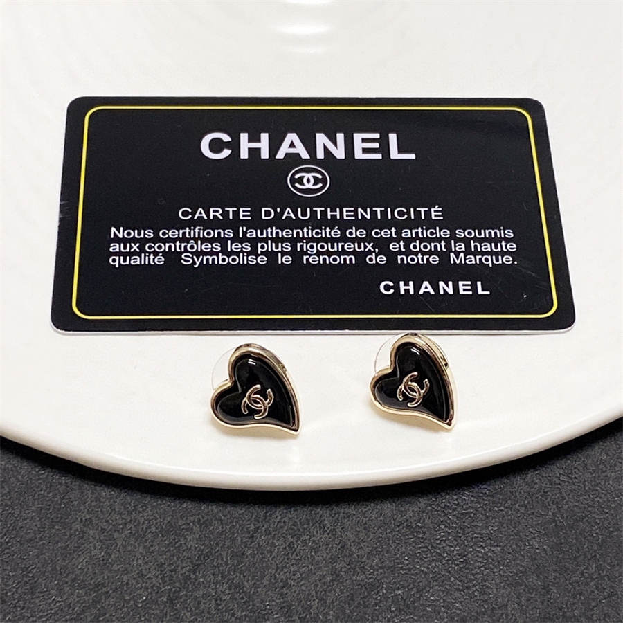 シャネルのブラックハートイヤリング