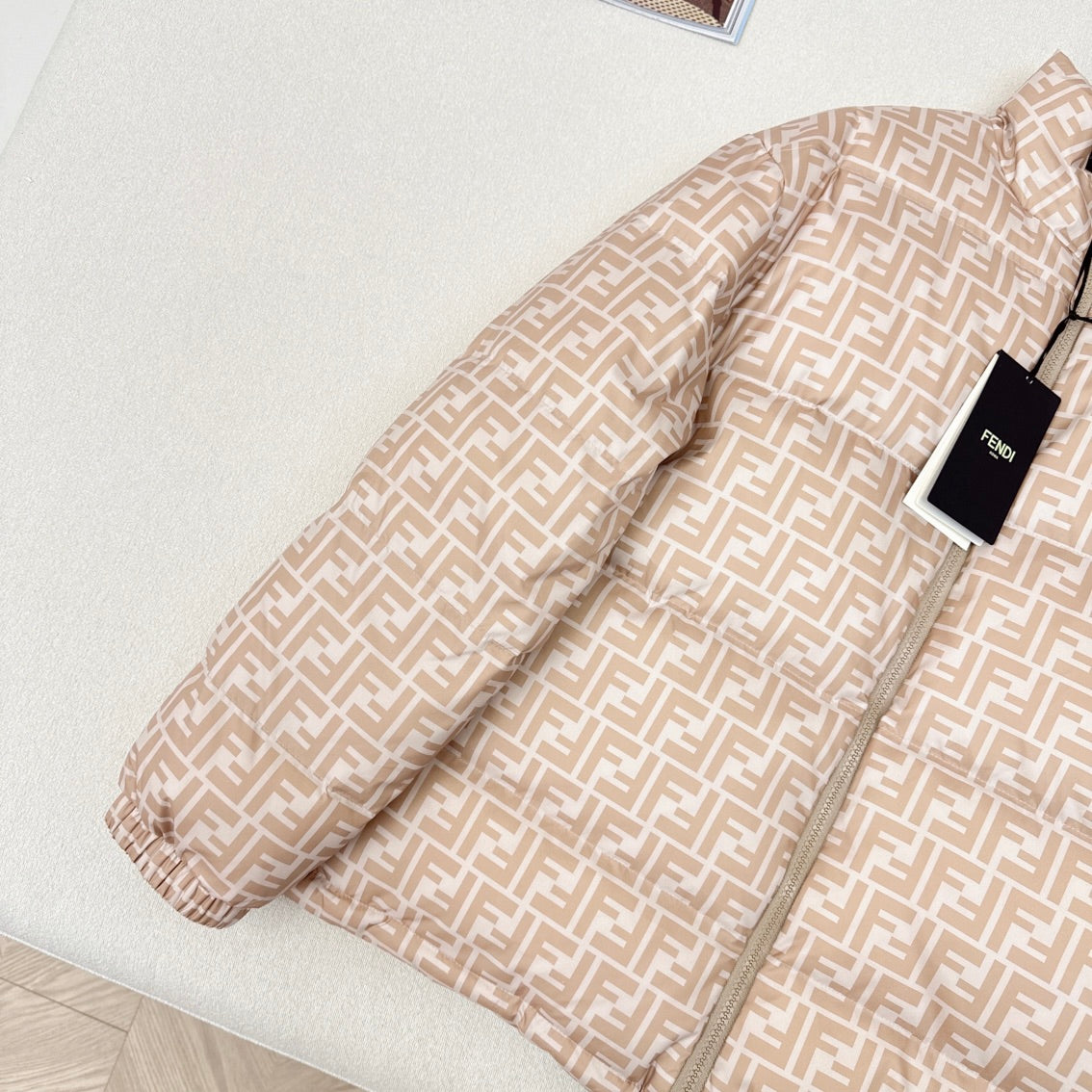 FENDI（フェンディ） 両面着可能ダウンジャケット ご好評に付き再入荷！