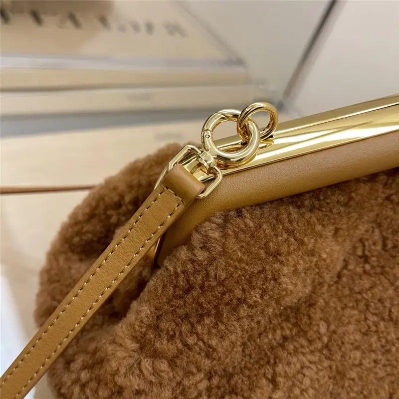 フェンディ ラムウール ファーストバッグ