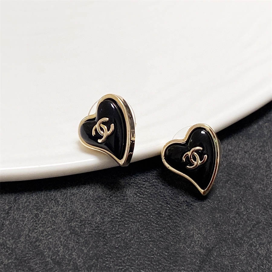 シャネルのブラックハートイヤリング