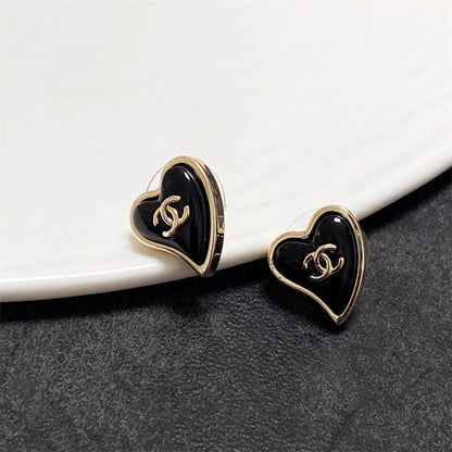 シャネルのブラックハートイヤリング