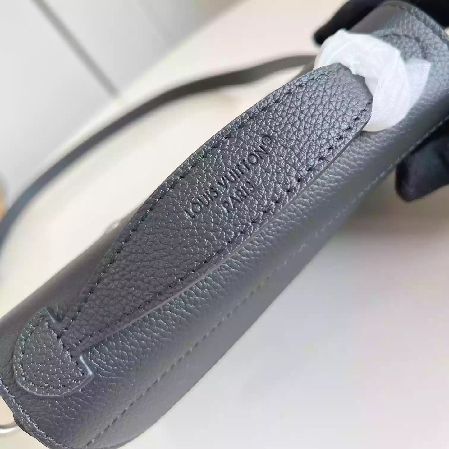 スティーマー イースト ウエスト ウェアラブルウォレット ブラック モノグラム トリヨン M13888 – LW277