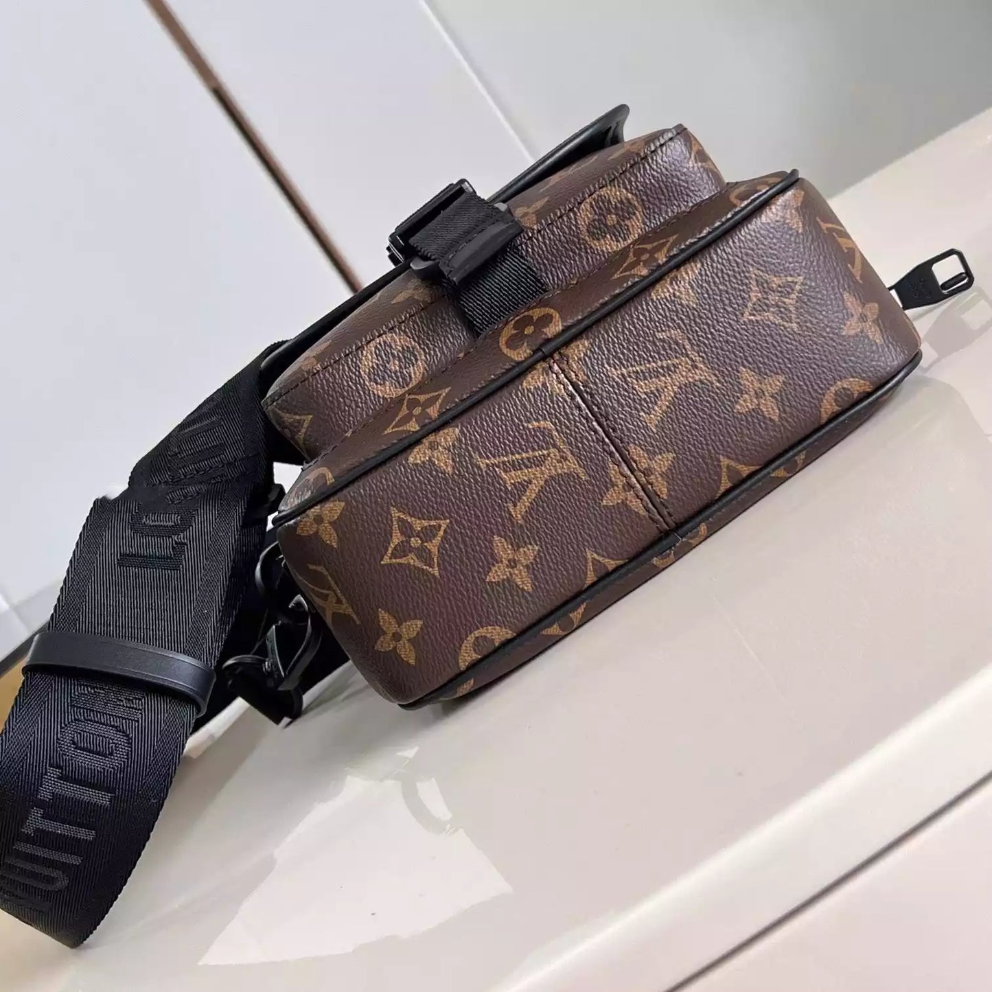 クエスト メッセンジャーバッグ モノグラム マカッサル コーティングキャンバス M46973 – LW449