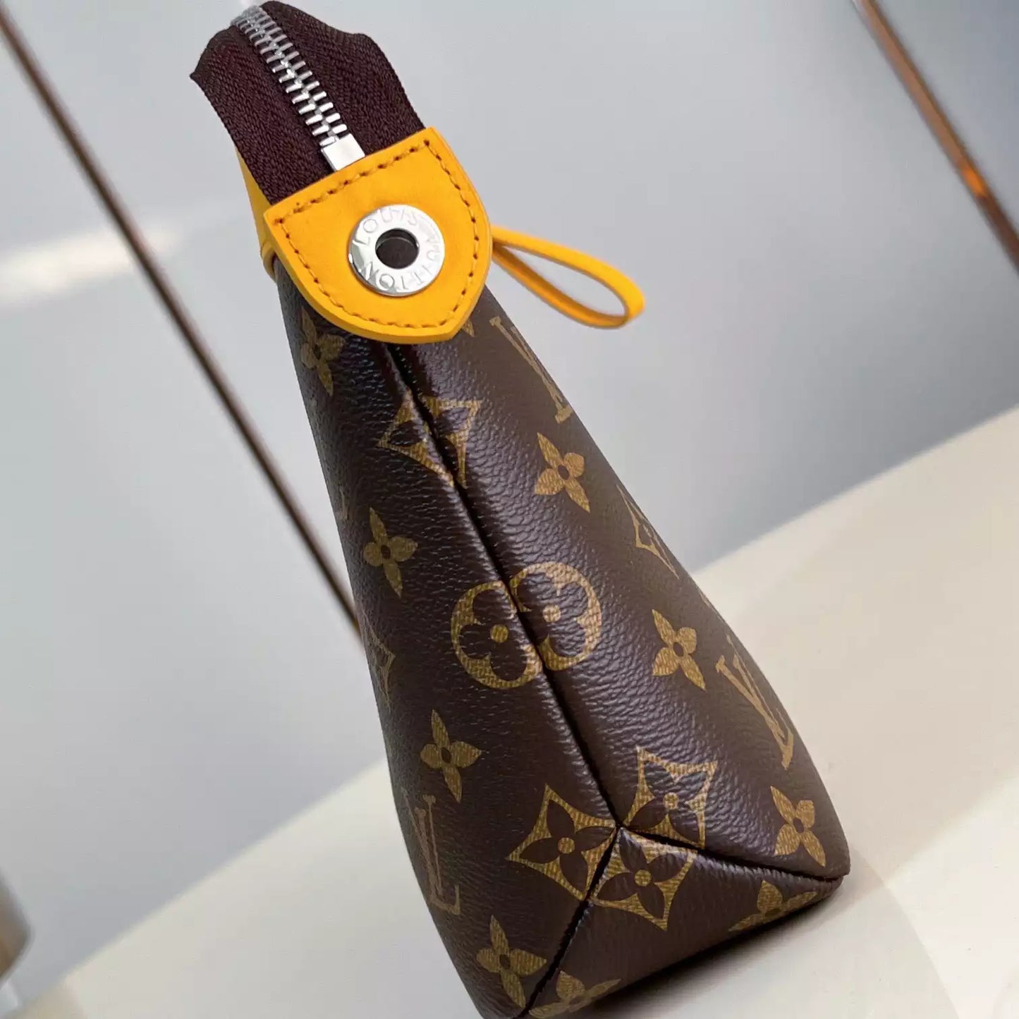 サフランイエロー ソフトトラベルポーチ M13198 – LW404