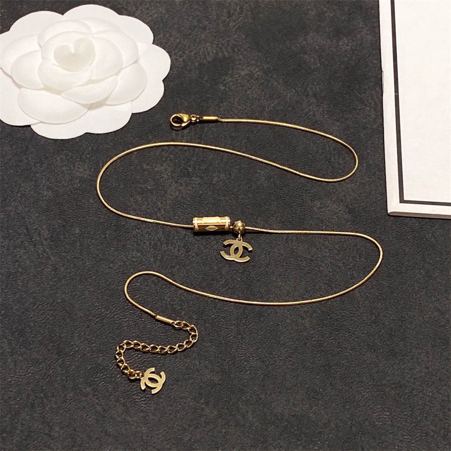 シャネルのダブルCレター細ネックレス