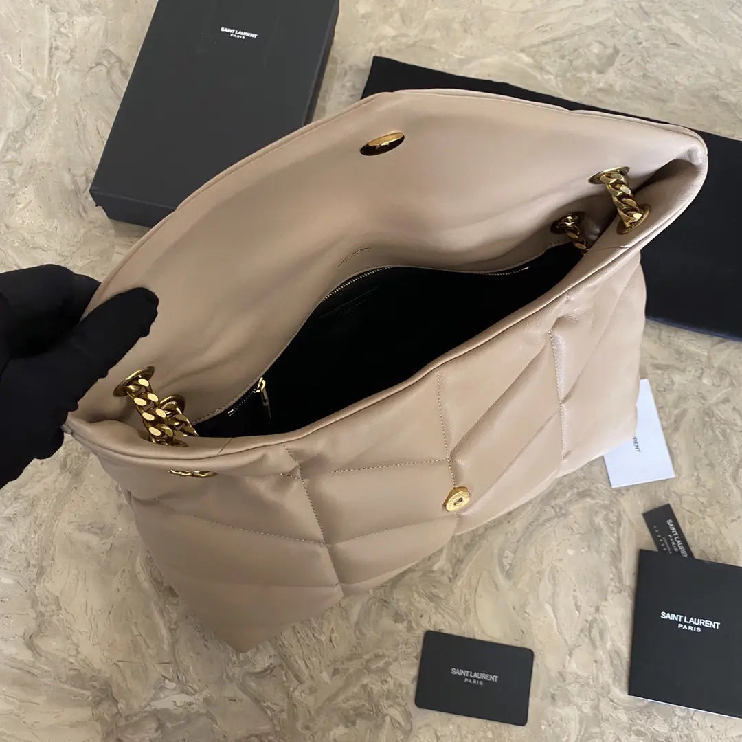 キルティングラムスキンのパファーラージバッグ