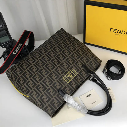 フェンディのショッピングバッグ