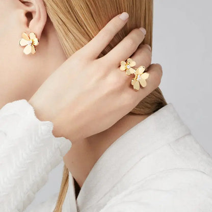 ヴァン クリーフ＆アーペルの新作フリヴォル イヤリング、ラージ スタイル