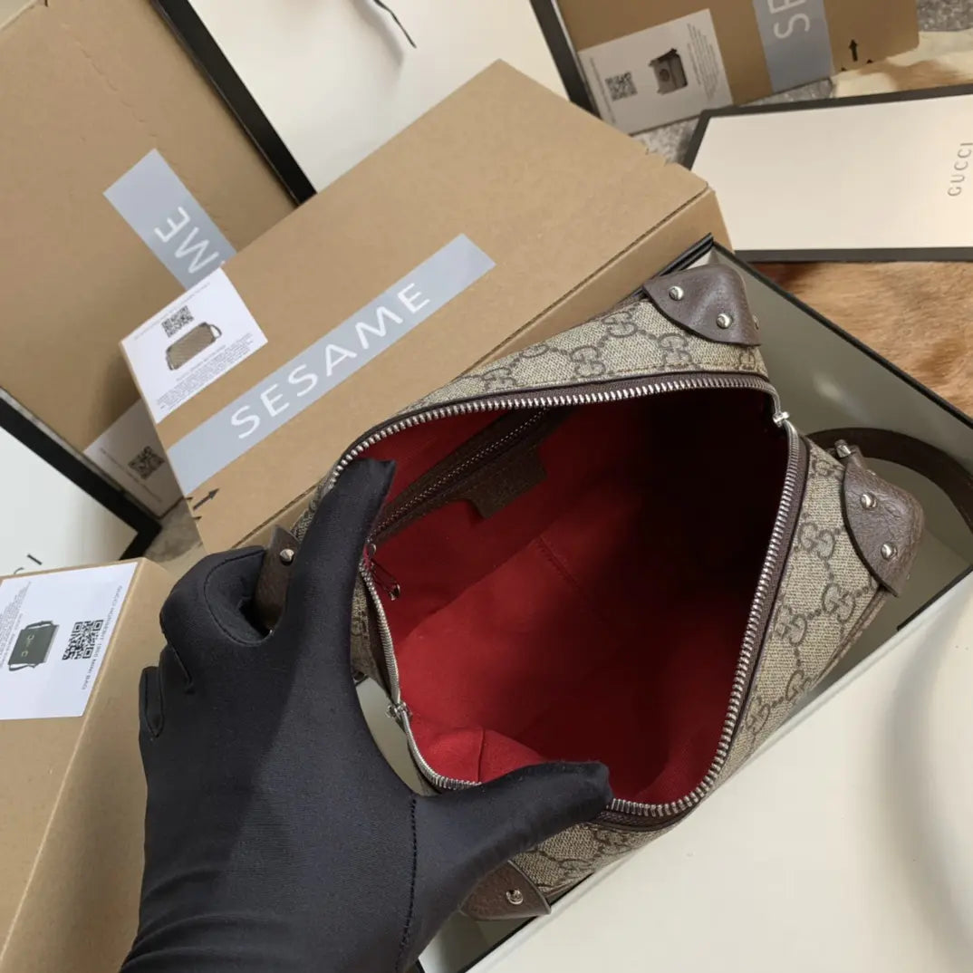 レザーのディテールが施されたGGショルダーバッグ