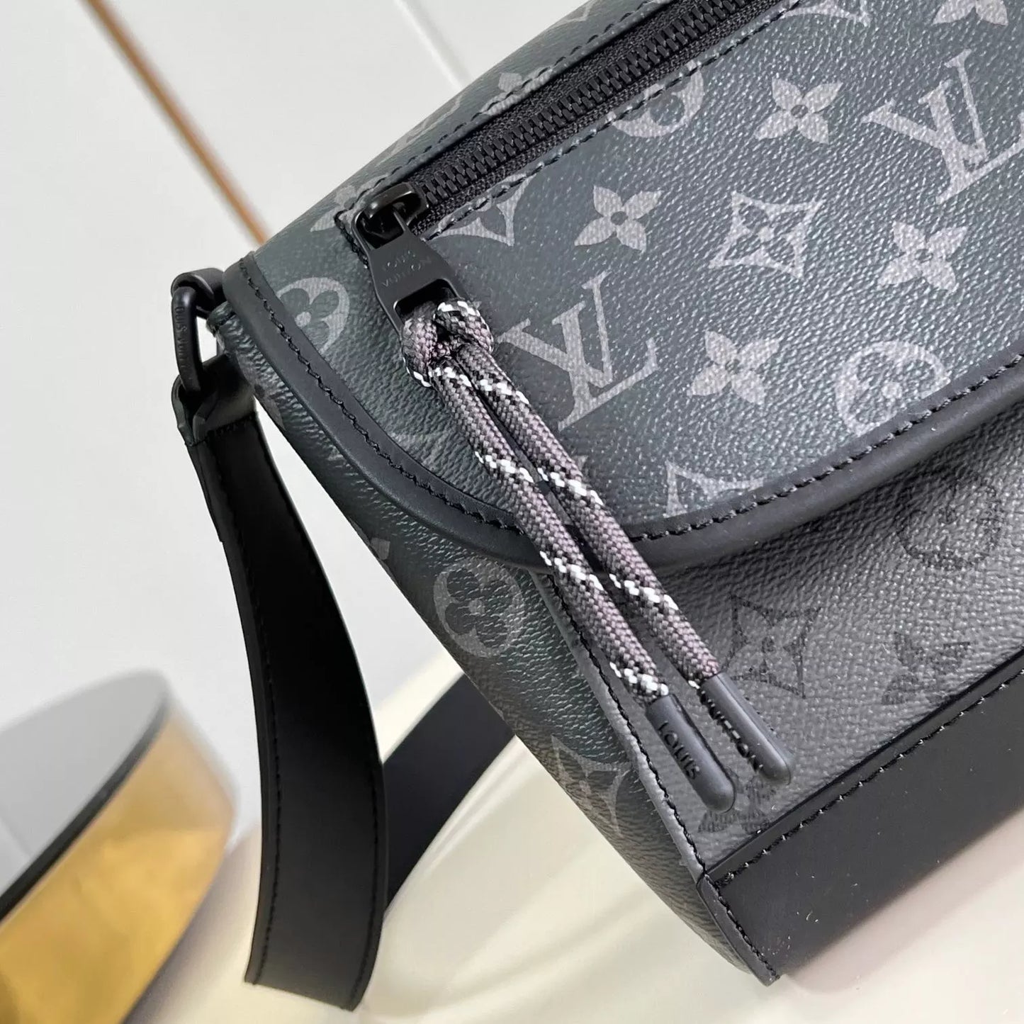 パルス メッセンジャーバッグ モノグラム エクリプス キャンバス M12681 – LW426